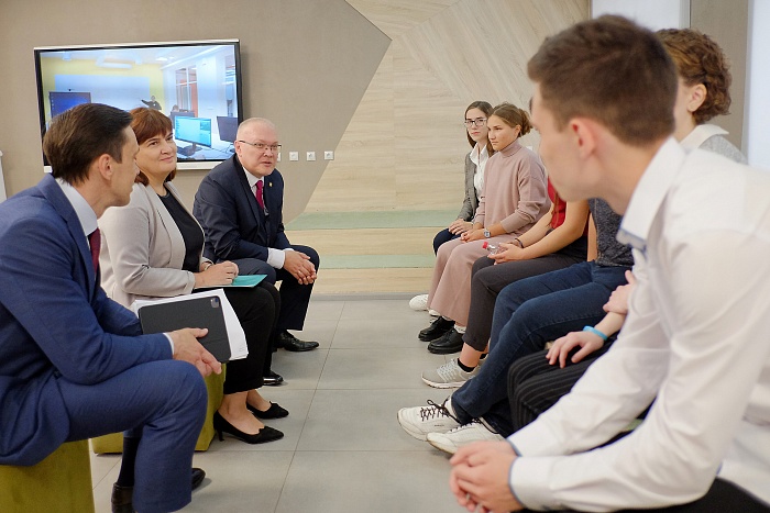 По инициативе главы региона учреждена именная стипендия для выпускников-стобалльников По инициативе главы региона учреждена именная стипендия для выпускников-стобалльников.